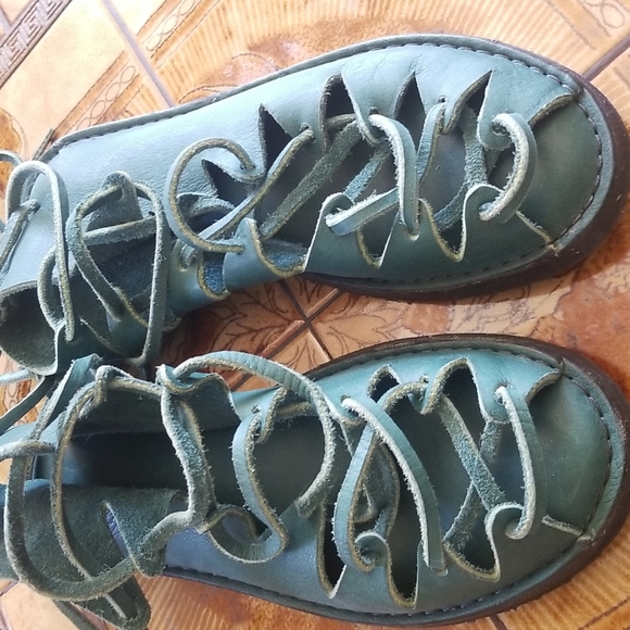 UNIQUE Rustic small batch sandals NIB - Picture 7 of 12